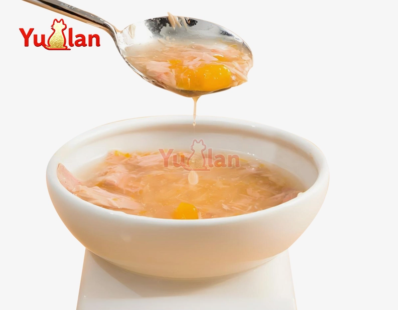 Canned cat food with tuna and pumpkin