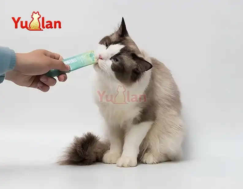 طعام القطط الفاخر من التونة والاسكالوب