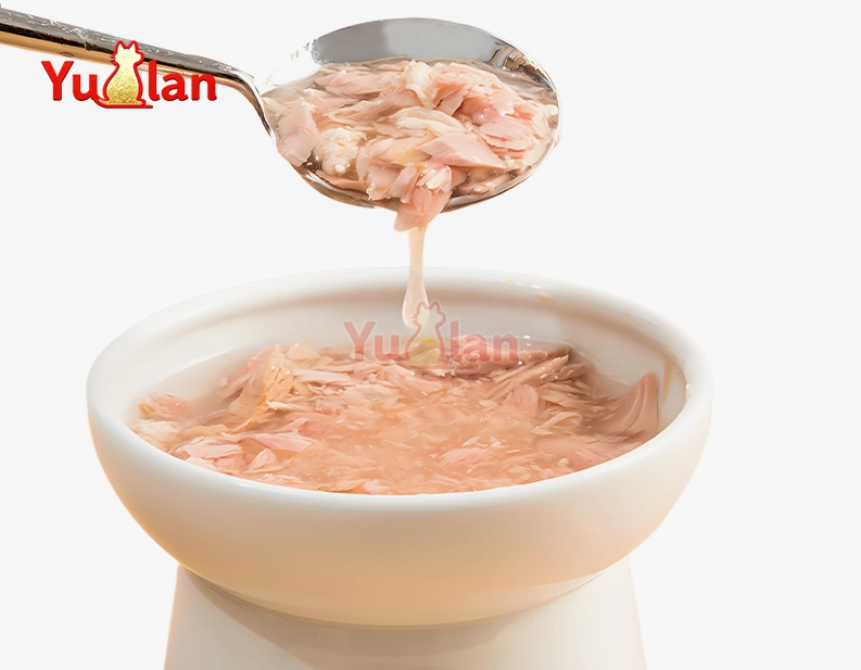 مرق التونة المعلب للقطط